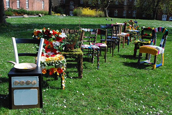 Im LWL-Wohnverbund kunstvoll gestaltete Stühle für eine Aktion im Rahmen der Lengericher Gartentage.